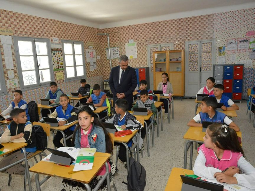 الإنجليزية أولاً.. الجزائر تقلص حضور الفرنسية في التعليم الابتدائي