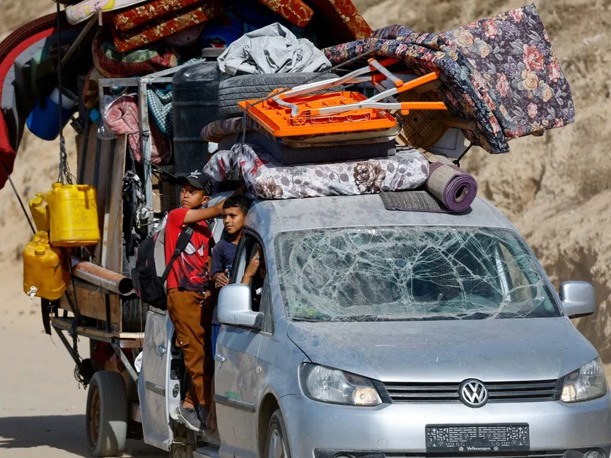 فلسطينيون ينزحون من شمال غزة بسبب الغارات الإسرائيلية المتواصلة نحو جنوب القطاع. في 3 أكتوبر 2025 - REUTERS