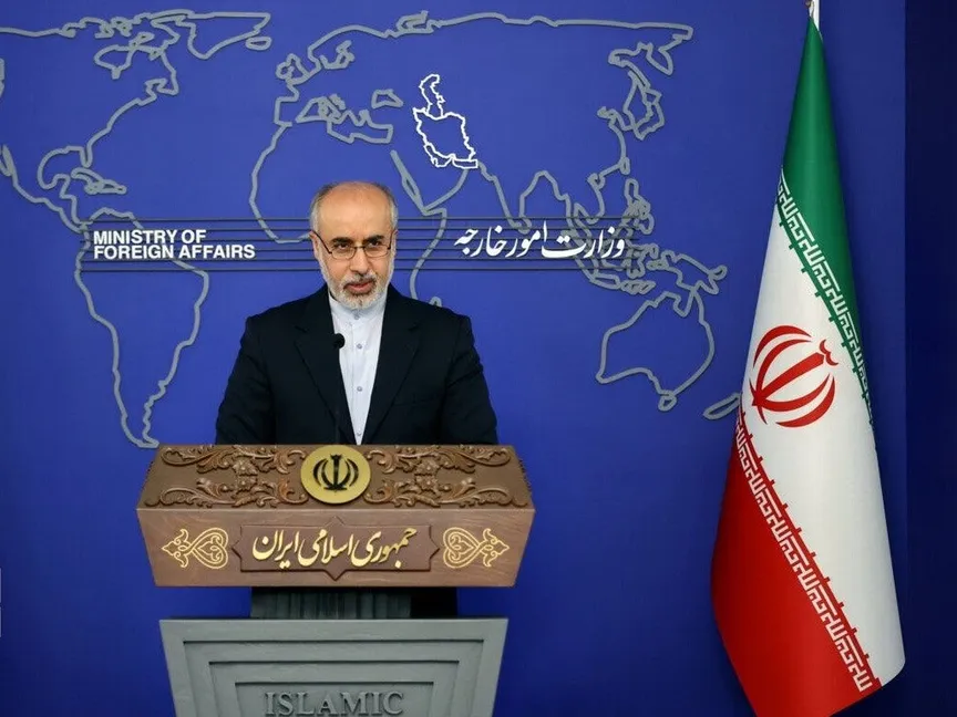 الناطق باسم الخارجية الإيرانية ناصر كنعاني خلال مؤتمر صحافي بمقر الوزارة في العاصمة الإيرانية طهران. 18 سبتمبر 2023 - irna.ir