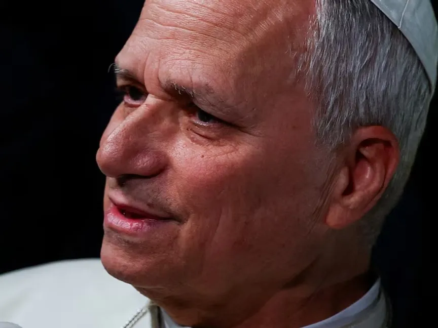 البابا ليو بابا الفاتيكان يتحدث إلى وسائل الإعلام عن الصراع الأميركي الإسرائيلي مع إيران، أثناء مغادرته المقر البابوي في كاستل جاندولفو، إيطاليا، 7 أبريل 2026 - Reuters