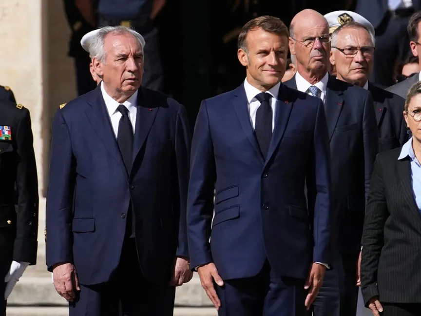 السيناريوهات المحتملة لمقامرة رئيس وزراء فرنسا بتصويت الثقة.. هل يعاقب اليمين ماكرون؟