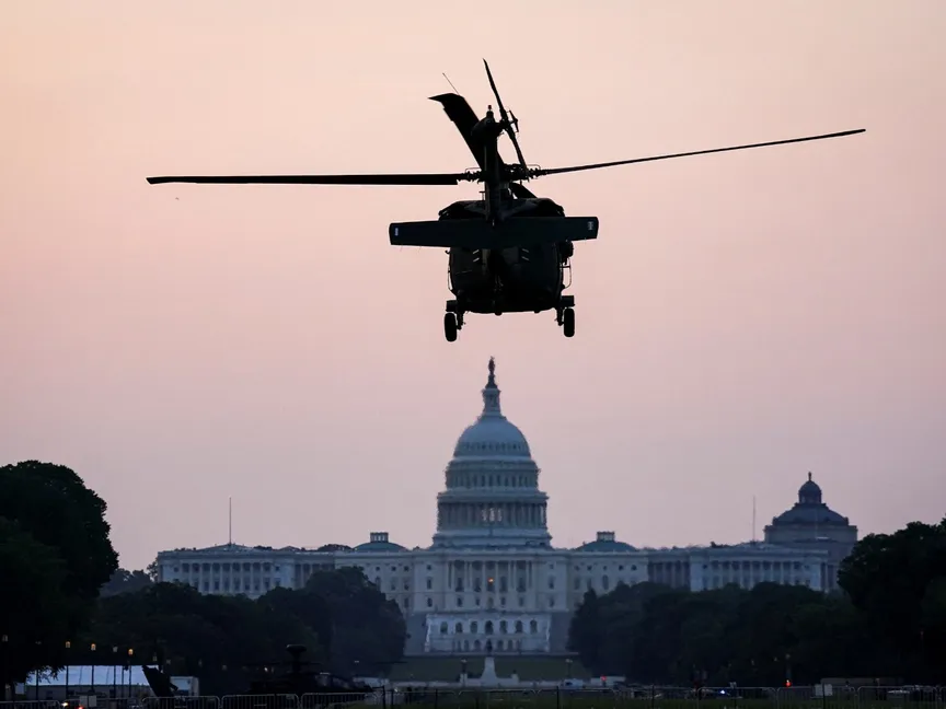 مروحية أميركية تستعد للهبوط في ناشيونال مول بالقرب من مبنى الكابيتول في واشنطن العاصمة. 11 يونيو 2025 - Reuters