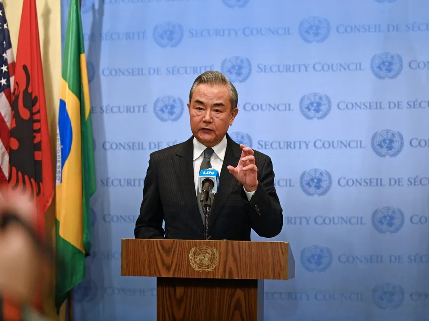 وزير الخارجية الصيني وانج يي يتحدث خلال مؤتمر صحافي عقب اجتماع مجلس الأمن الدولي بشأن الحرب بين إسرائيل وحركة "حماس"، مقر الأمم المتحدة في نيويورك، الولايات المتحدة. 29 نوفمبر 2023 - AFP