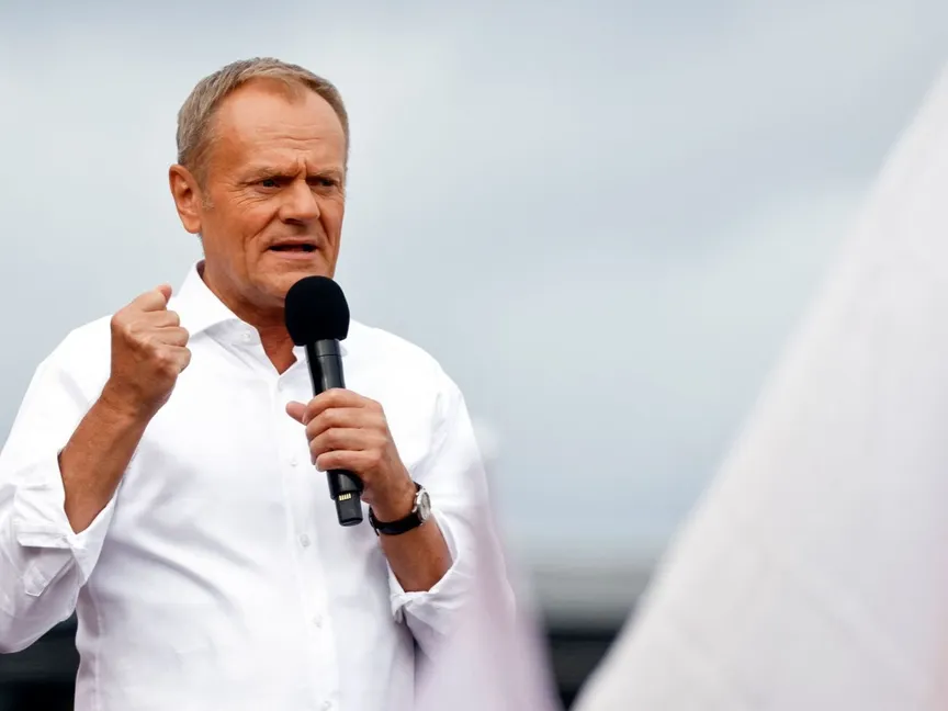 رئيس وزراء بولندا دونالد تاسك يخاطب المشاركين في مسيرة في وارسو. 1 أكتوبر 2023. - AFP