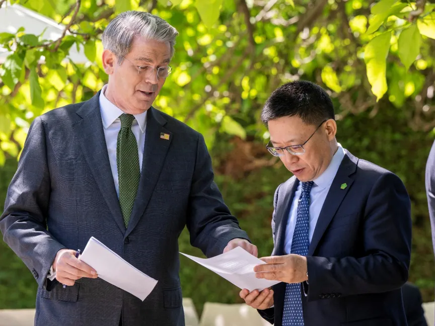 وزير الخزانة الأميركي سكوت بيسنت يتحدث مع نائب وزير المالية الصيني لياو مين في العاصمة السويسرية جنيف. 11 مايو 2025. - REUTERS