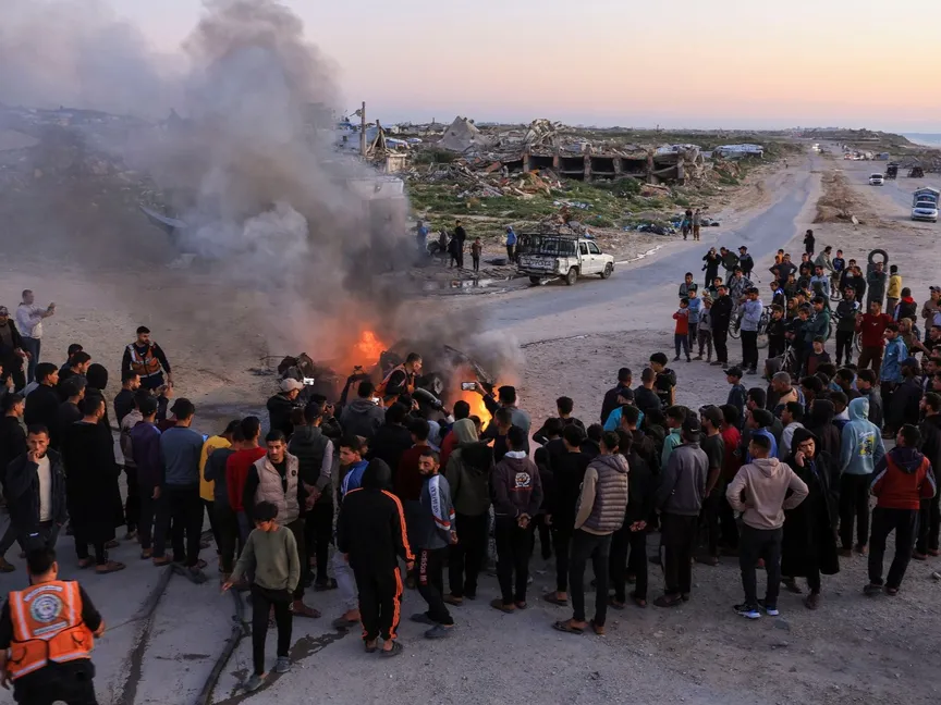 عمال إنقاذ يحاولون إخماد حريق في أعقاب غارة إسرائيلية على قطاع غزة. 8 أبريل 2026 - REUTERS