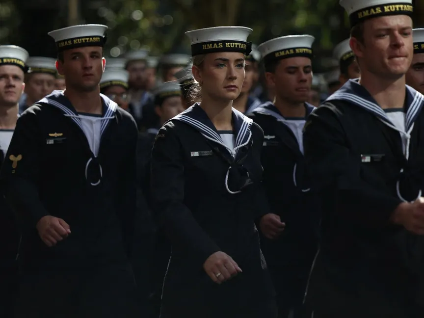بحارة من البحرية الملكية الأسترالية يشاركون في عرض عسكري لإحياء ذكرى يوم أنزاك في سيدني. 25 أبريل 2025 - reuters