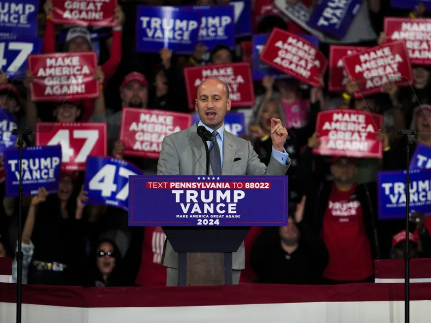 ستيفن ميلر المستشار السابق للرئيس الأميركي دونالد ترمب خلال فعالية انتخابية في مدينة ريدينج بولاية بنسلفانيا. 9 أكتوبر 2024 - REUTERS