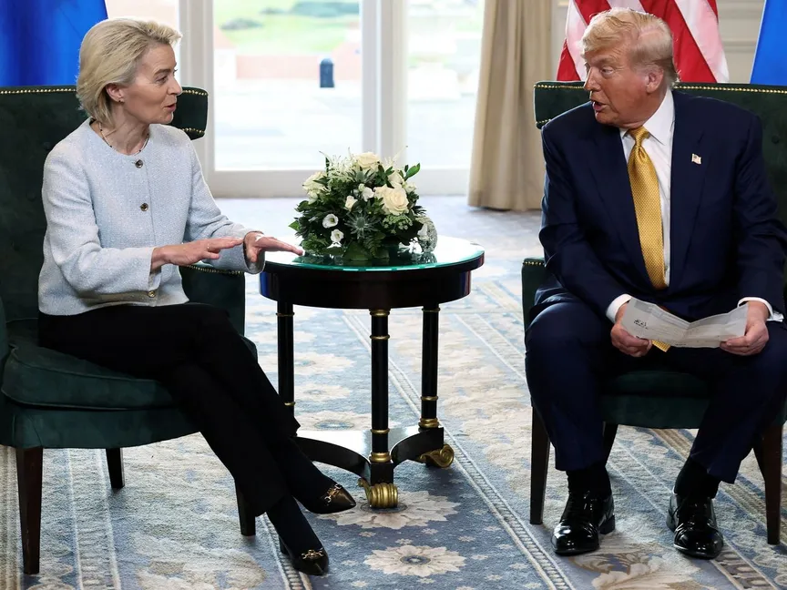 رئيسة المفوضية الأوروبية أورسولا فون دير لاين تتحدث مع الرئيس الأميركي دونالد ترمب، بعد الإعلان عن اتفاق تجاري بين الولايات المتحدة والاتحاد الأوروبي، في تيرنبيري، اسكتلندا، بريطانيا، 27 يوليو 2025 - REUTERS