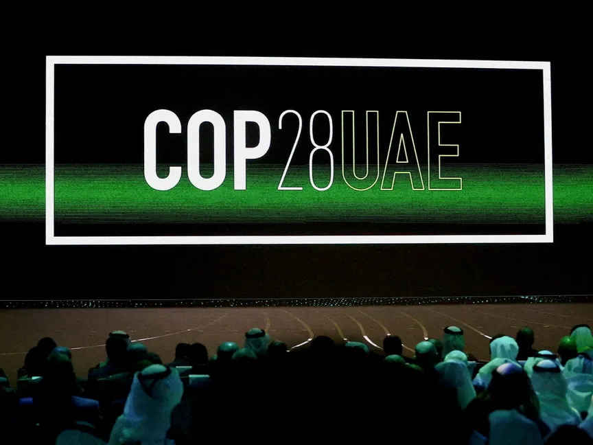 شعار "COP28 UAE" معروض على الشاشة خلال حفل افتتاح أسبوع أبوظبي للاستدامة (ADSW) في أبو ظبي بالإمارات العربية المتحدة. 16 يناير 2023 - Reuters