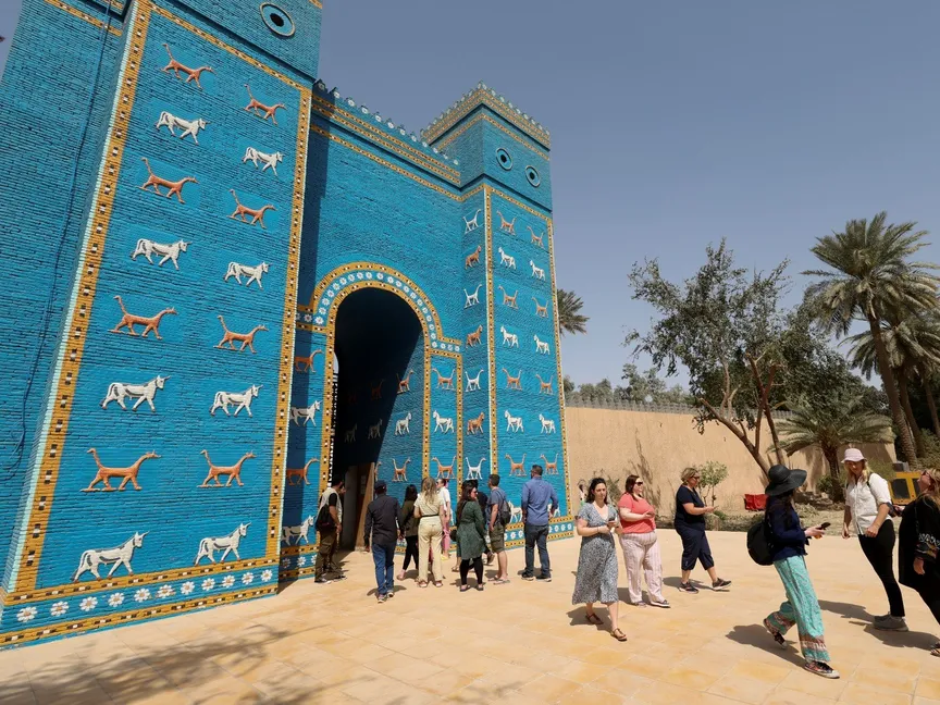 فوج سياحي يزور مدينة بابل بالعراق. 15 أبريل 2022 - Reuters