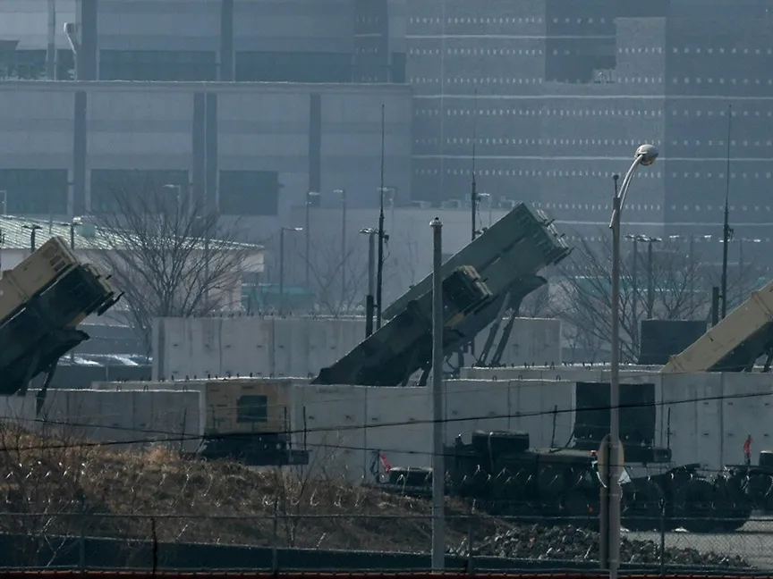 إحدى بطاريات منظومة الدفاع الصاروخي (Patriot) في معسكر همفريز في مدينة بيونجتك جنوب سول في كوريا الجنوبية. 10 مارس 2025 - Yonhap