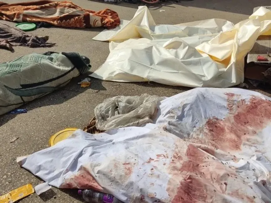 جثامين أشخاص قتلتهم الغارات الإسرائيلية ملقاة بالقرب من مجمع مستشفى الشفاء في غزة، فلسطين. 10 نوفمبر 2023 - AFP