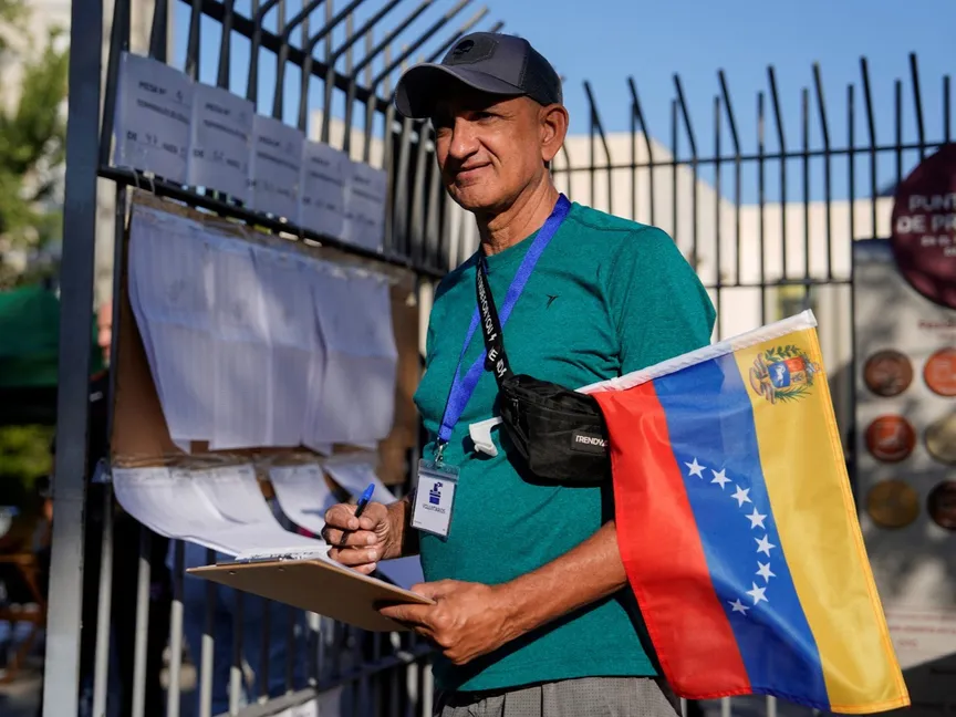 مواطن فنزويلي يصوت في الانتخابات الرئاسية داخل سفارة كاركاس بالعاصمة الإسبانية مدريد. 27 يوليو 2024 - REUTERS
