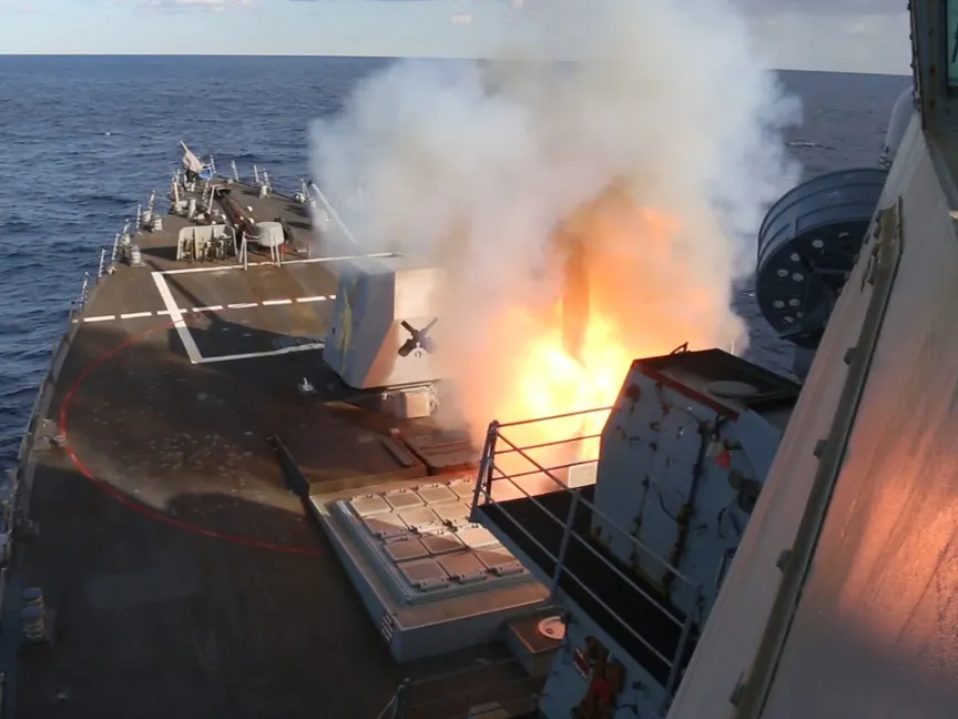 عملية إطلاق صاروخي من مدمرة أميركية باتجاه إيران، 2 مارس 2026 - CENTCOM