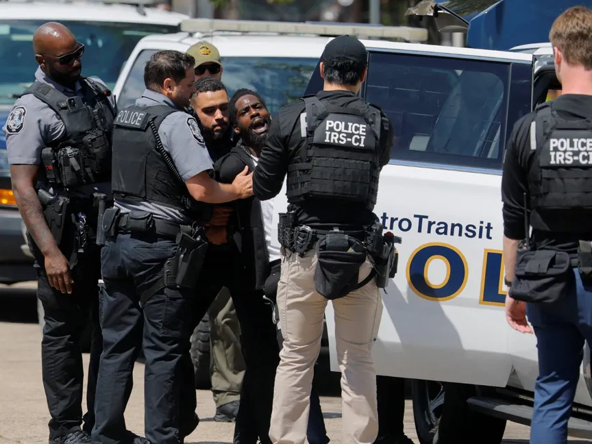 ضباط شرطة في الولايات المتحدة يحتجزون رجلاً في واشنطن العاصمة. 28 أغسطس 2025 - REUTERS