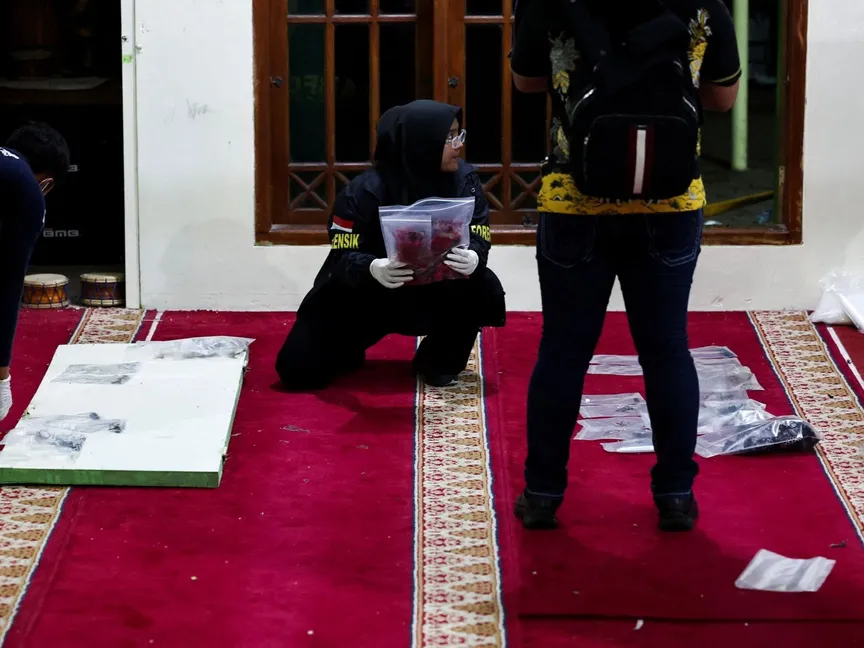 عناصر الشرطة الجنائية يجمعون الأدلة بعد وقوع انفجار داخل مسجد في مجمع مدرسي بالعاصمة الإندونيسية جاكرتا، 7 نوفمبر 2025 - REUTERS