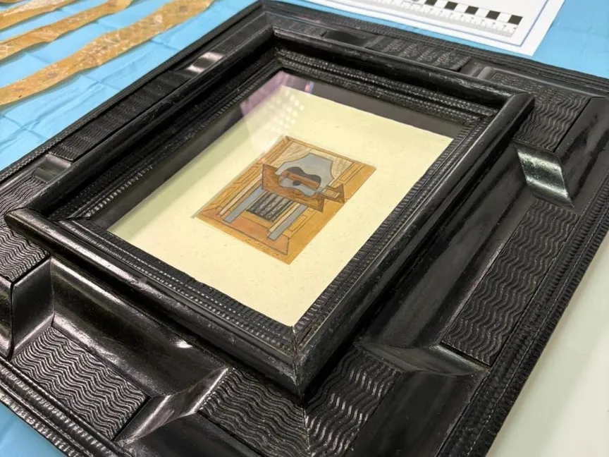 خبراء من الطب الشرعي يفحصون لوحة بعنوان "حياة صامتة مع جيتار" للفنان بابلو بيكاسو في مدريد. 24 أكتوبر 2025 - X@policia