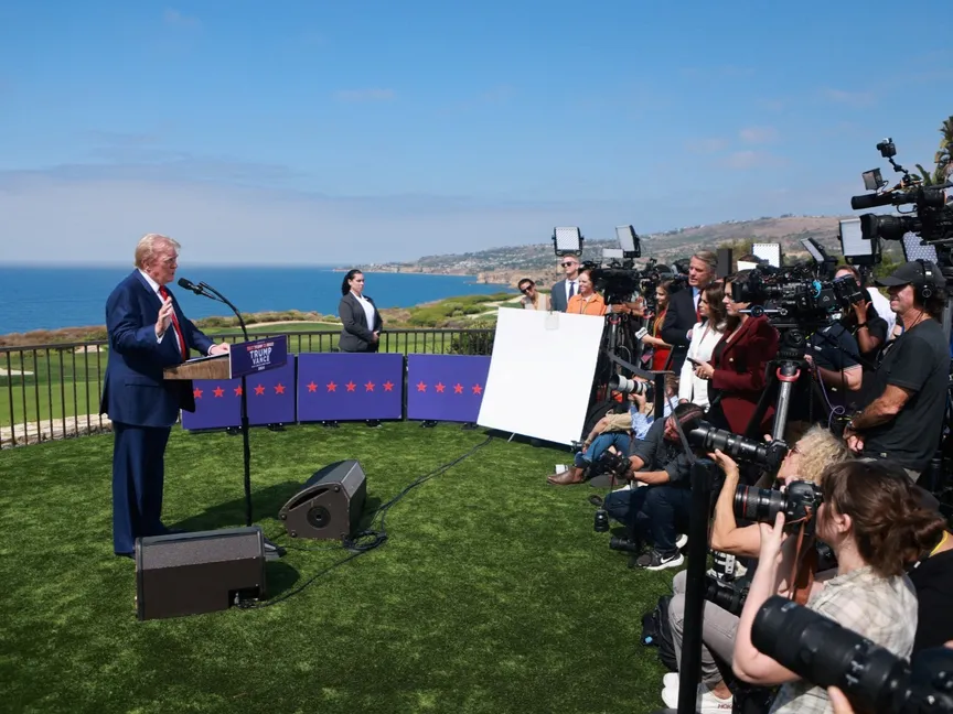 المرشح الجمهوري دونالد ترمب يتحدث خلال مؤتمر صحافي في نادي ترمب الوطني للجولف في لوس أنجلوس في رانشو بالوس فيرديس، كاليفورنيا. 13 سبتمبر 2024 - Reuters