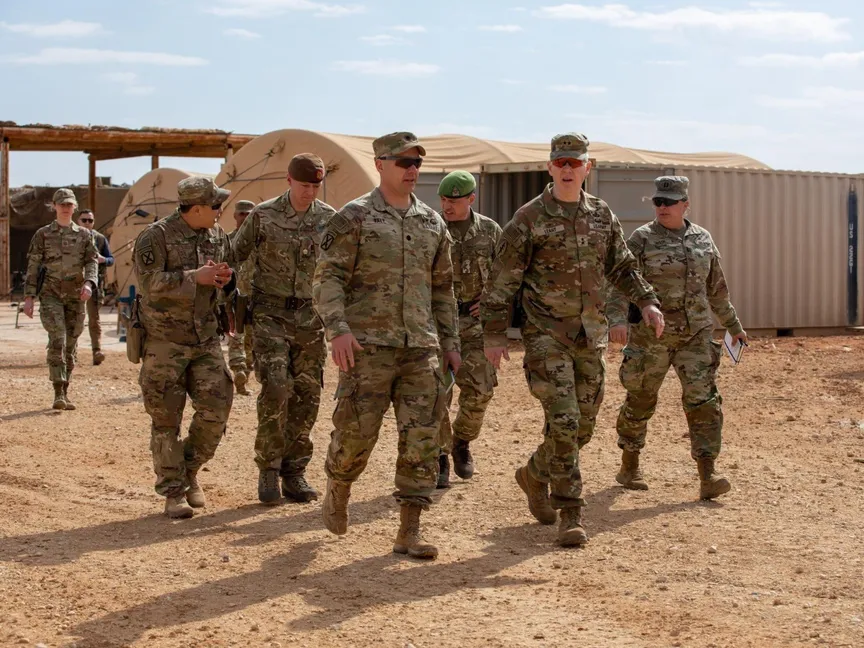 قائد قوة المهام المشتركة الأميركية "عملية العزم الصلب" الجنرال كيفن ليهي خلال زيارة إلى قاعدة التنف العسكرية شرق سوريا- 5 أبريل 2025 - "Operation Inherent Resolve"