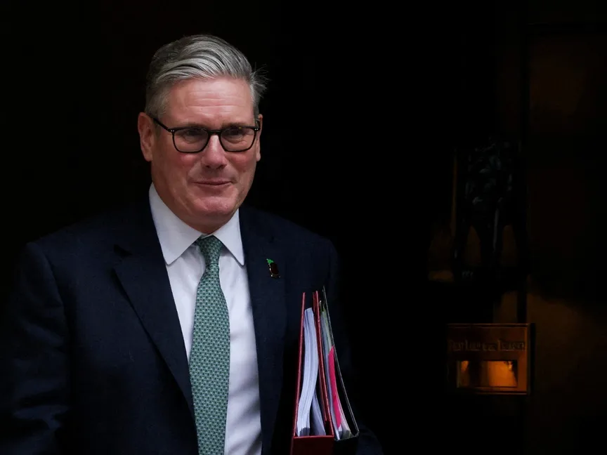 رئيس الوزراء البريطاني كير ستارمر يغادر مقر رئاسة الوزراء في 10 داونينج ستريت بالعاصمة لندن. 12 نوفمبر 2025 - REUTERS