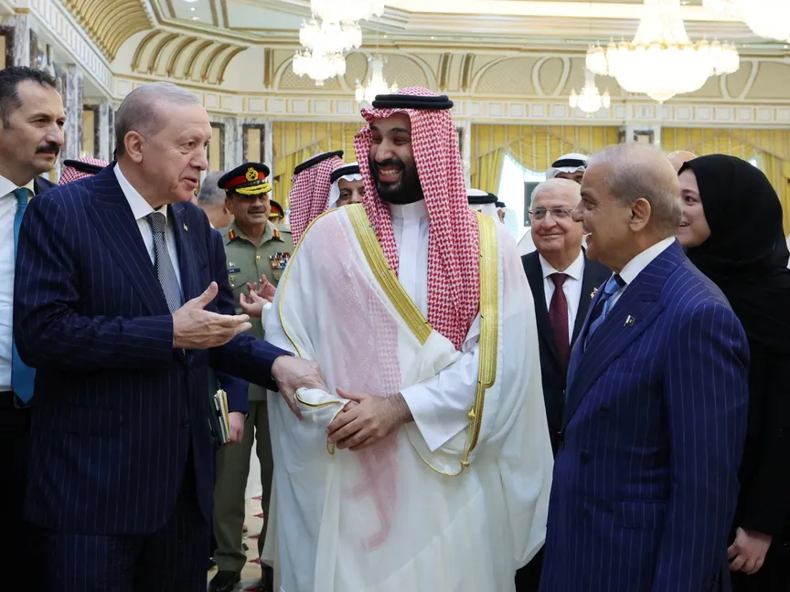 ولي العهد السعودي الأمير محمد بن سلمان والرئيس التركي رجب طيب أردوغان ورئيس الوزراء الباكستاني شهباز شريف بعد توقيع اتفاقية مكة للدفاع المشترك. 7 أغسطس 2026 - Reuters