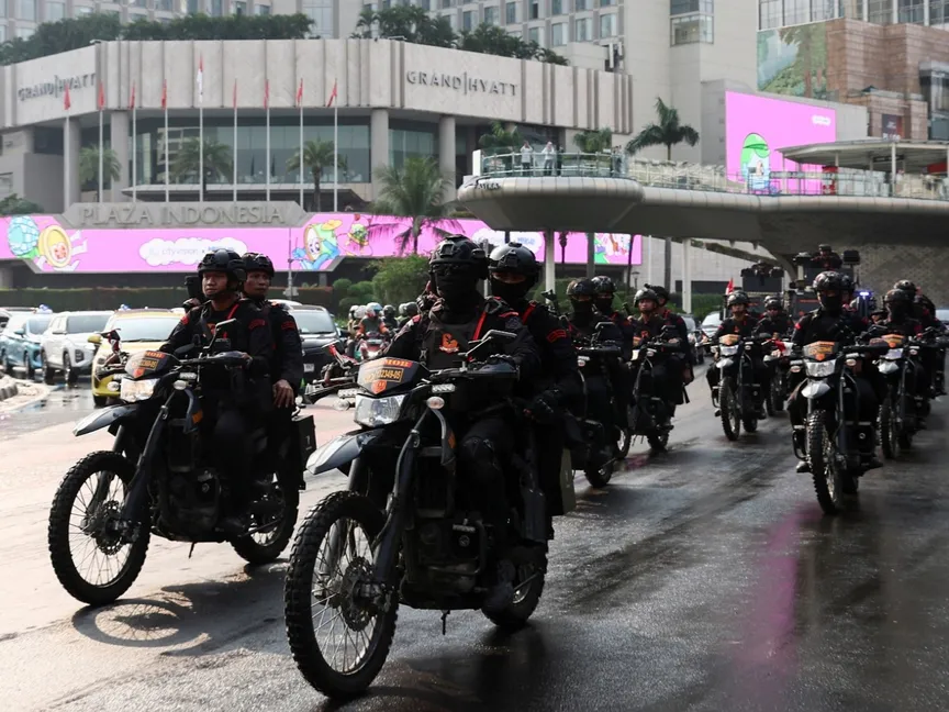 شرطة مكافحة الشغب الإندونيسية أثناء دورية وسط احتجاجات مناهضة للحكومة وأعمال شغب قادتها مجموعة من الطلاب في العاصمة جاكرتا. 31 أغسطس 2025 - REUTERS