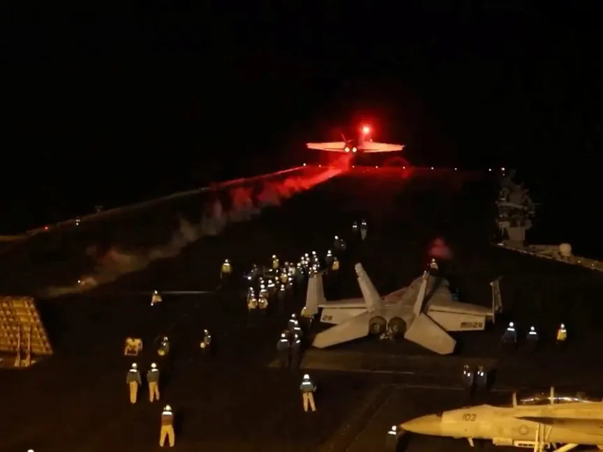 إقلاع طائرة أميركية لشن ضربات جوية ضد أهداف عسكرية في اليمن. 12 يناير 2024 - REUTERS