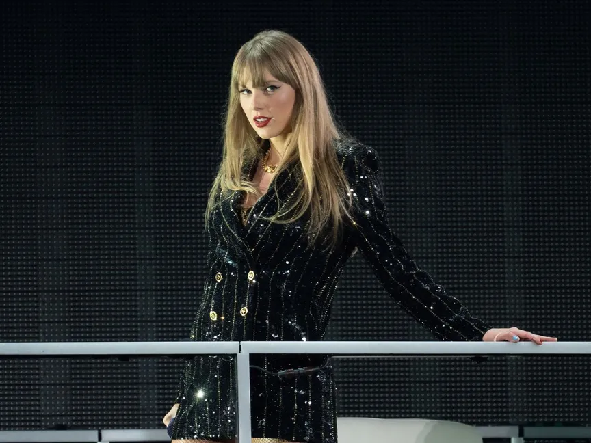 المغنية الأميركية تايلور سويفت تغني في ستاد "إيه تي آند تي" في أرلينجتون بولاية تكساس. 31 مارس 2023 - AFP