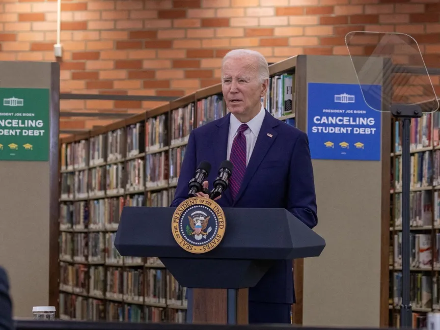 الرئيس الأميركي جو بايدن خلال زيارة إلى مدينة كولفر سيتي بولاية كاليفورنيا من أجل حملته الانتخابية. 21 فبراير 2024. - AFP