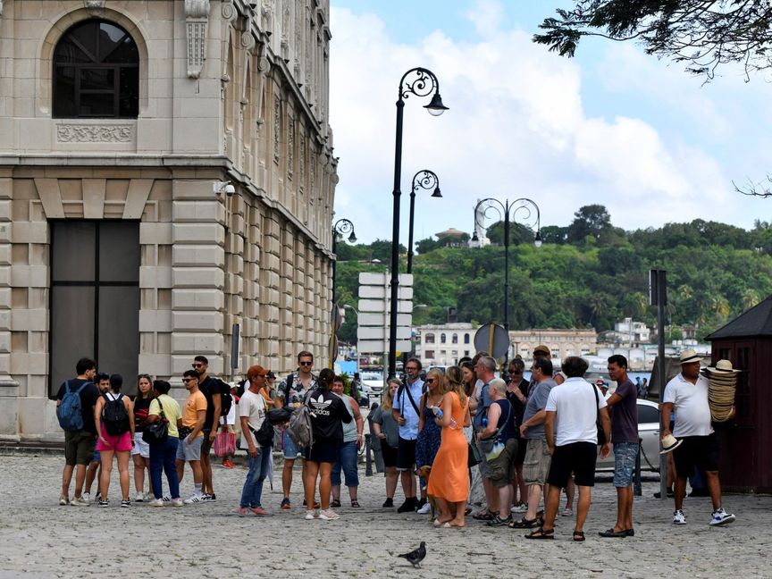 كوبا تغلق منتجعاتها مع تأثر قطاع السياحة جراء نقص الوقود