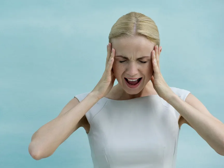 امرأة غاضبة تصرخ ممسكة رأسها بكلتا يديها ومغمضة عينيها. 16 ديسمبر 2015 - AFP