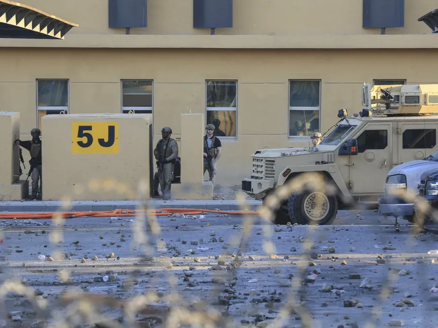 جنود أميركيون أمام مقر سفارة واشنطن في بغداد عقب مواجهات مع محتجين. 31 ديسمبر 2019 - AFP