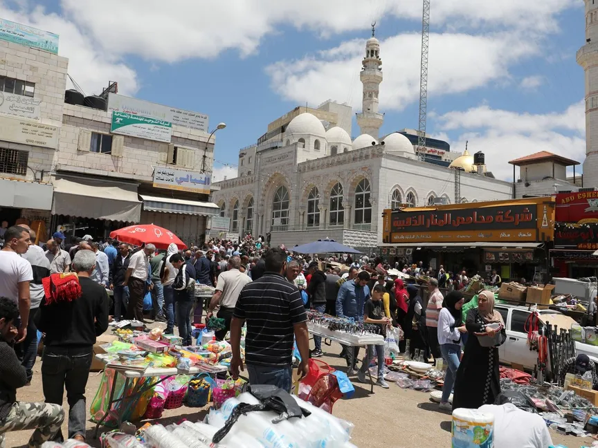فلسطينيون في أحد أسواق مدينة رام الله بالضفة الغربية -29 مايو 2020 - AFP
