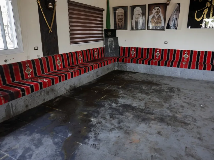 آثار دماء على أرضية منزل عائلة درزية في مدينة السويداء. 25 يوليو 2025 - Reuters