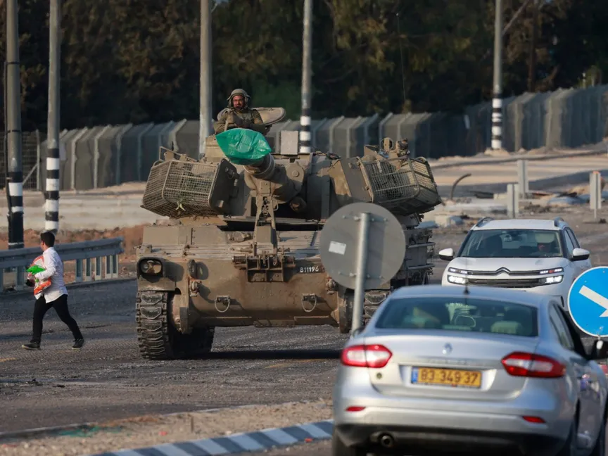 القوات الإسرائيلية تعبر طريقاً رئيسياً بالقرب من مدينة سديروت جنوب إسرائيل. 8 أكتوبر 2023 - AFP