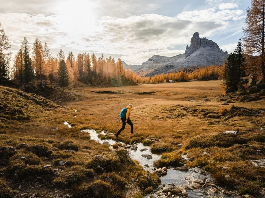 رجل يمشي في إحدى السهول المرتفعة - Getty Images