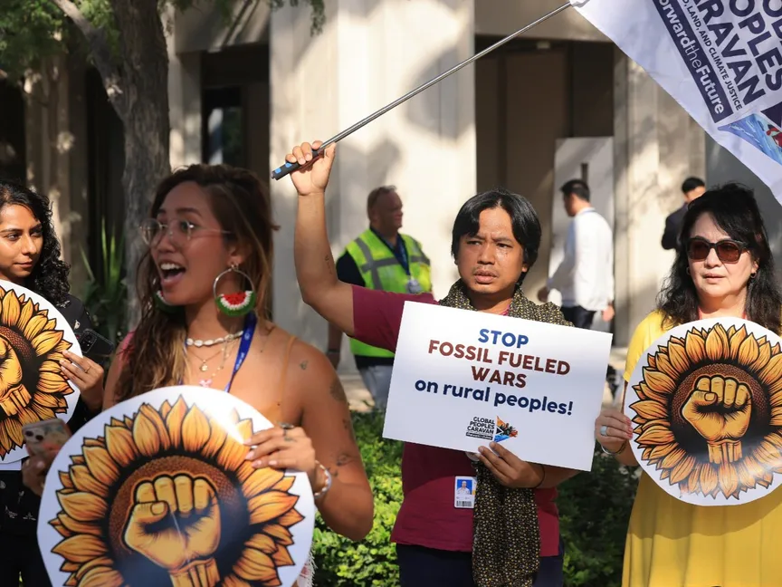 نشطاء يرفعون لافتات ضد الوقود الأحفوري خلال احتجاج على هامش محادثات المناخ التابعة للأمم المتحدة COP28 في دبي. 4 ديسمبر 2023 - AFP