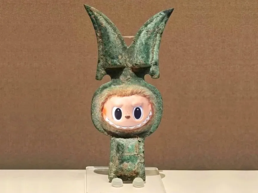 "لابوبو" الأثري مع تعديل على وجهه المشابه للعبة الشعبية - Facebook/LuciaenPekino