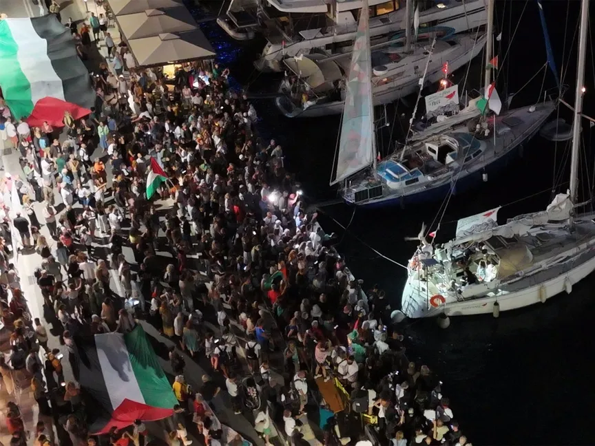 سفينتان شراعيتان تابعتان لـ"أسطول الصمود العالمي" لكسر الحصار على غزة، في جزيرة سيروس. اليونان. 14 سبتمبر 2025 - Reuters