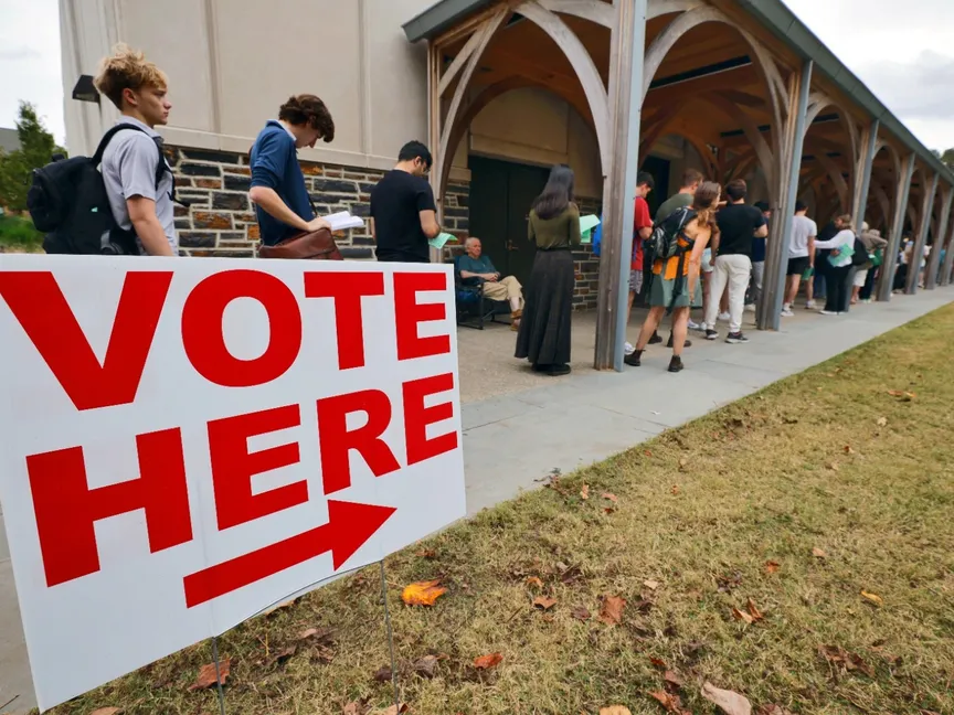 طلاب جامعة ديوك في طابور مع سكان مقاطعة دورهام للإدلاء بأصواتهم في مركز اقتراع في الحرم الجامعي خلال اليوم قبل الأخير من التصويت المبكر في ولاية نورث كارولينا. 1 نوفمبر 2024 - reuters