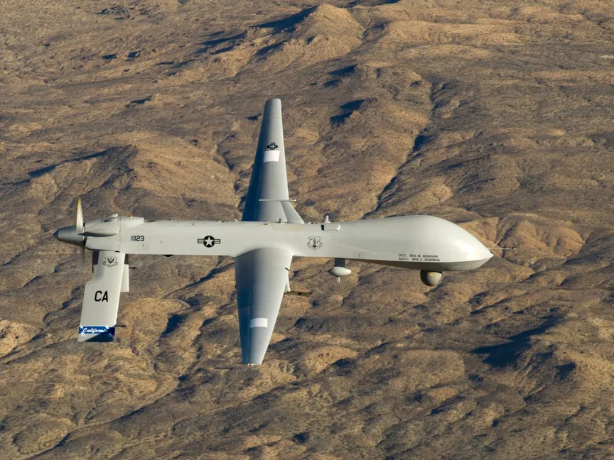 طائرة مسيّرة من طراز MQ-1 Predator تابعة للجناح 163 للاستطلاع في الحرس الوطني الجوي بولاية كاليفورنيا. 7 يناير 2012 - REUTERS