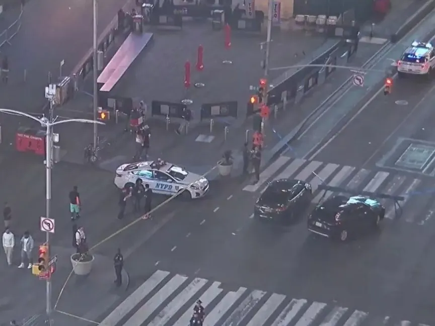 لقطة من فيديو متداول لحادث إطلاق نار في تايمز سكوير، نيويورك، 9 أغسطس 2025 - X