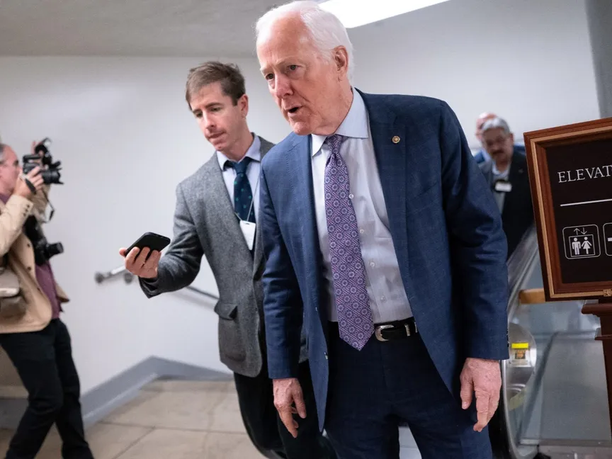 السيناتور الأميركي جون كورنين (جمهوري عن تكساس) يتحدث إلى وسائل الإعلام في مبنى الكابيتول بواشنطن. 12 مارس 2025 - Reuters