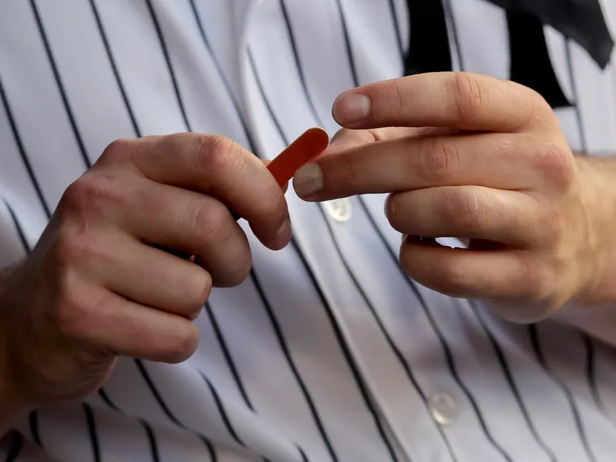 لاعب يقلّم أظافره خلال مباراة في نيويورك. 7 يوليو 2023 - Reuters