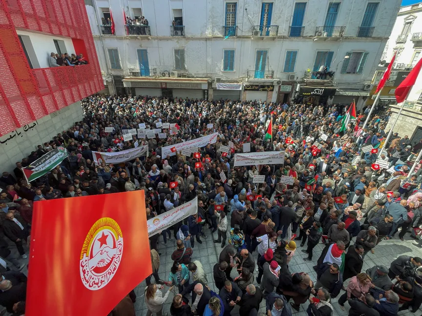 أعضاء الاتحاد العام التونسي للشغل يحملون لافتات ويلوحون بالأعلام خلال تجمع حاشد بمناسبة عيد العمال، في تونس العاصمة، تونس. 1 مايو 2024 - reuters