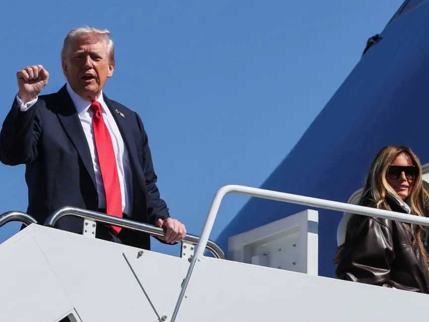 الرئيس الأميركي دونالد ترمب يستقل طائرة الرئاسة متوجهاً إلى فيرجينيا من قاعدة أندروز المشتركة، ماريلاند، الولايات المتحدة. 5 أكتوبر 2025 - REUTERS
