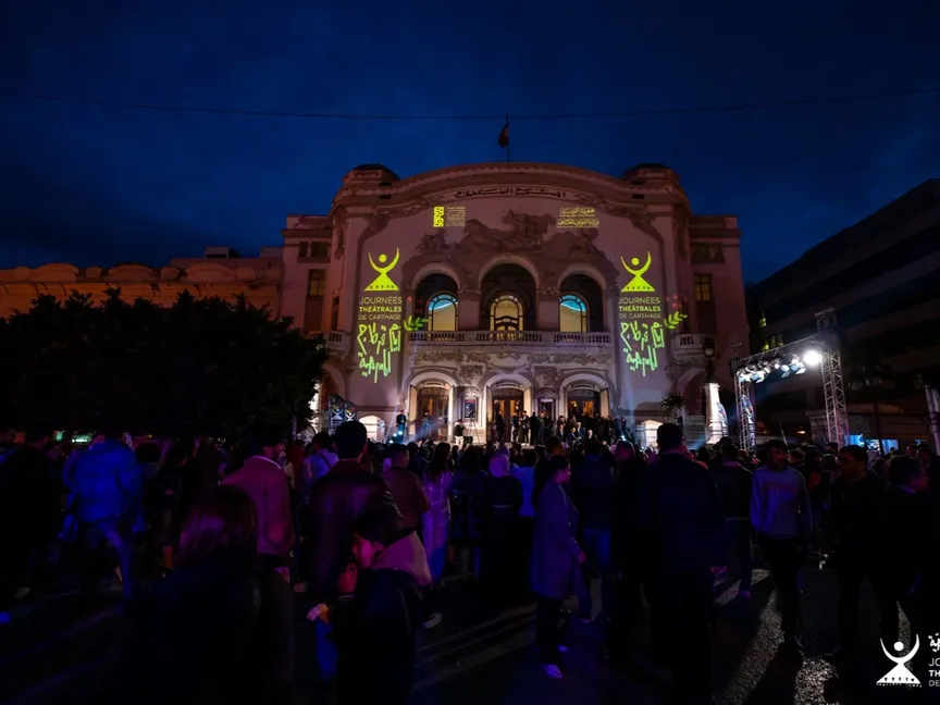 عرض ضمن قسم مسرح العالم على واجهة المسرح البلدي بتونس في الإفتتاح الرسمي للدورة 24 لأيام قرطاج المسرحية. - facebook.com/tcarthage.tn