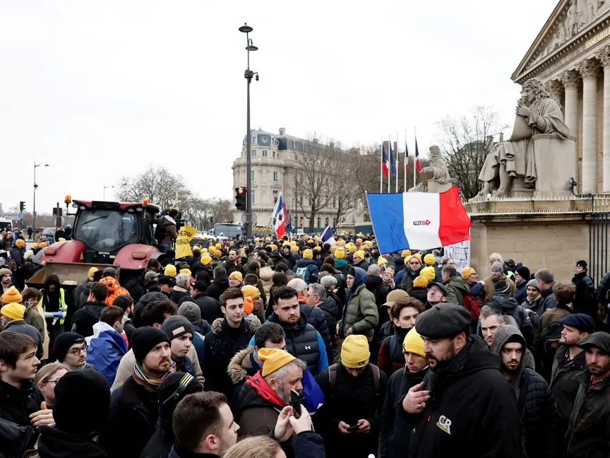 مع تصاعد احتجاجات المزارعين.. فرنسا تعتزم عرقلة اتفاق التجارة الأوروبي مع أميركا اللاتينية