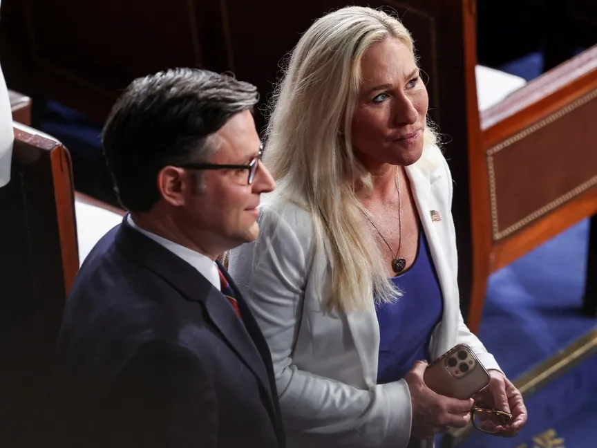 النائبة الجمهورية مارجوري تايلور جرين تتحدث إلى رئيس مجلس النواب مايك جونسون أثناء جلسة بالكابيتول. 11 أبريل 2024 - Reuters